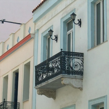 Καγκελα χυτα  κλασσικης  σχεδιασης με παρασταση  καραβολους και μεανδρο